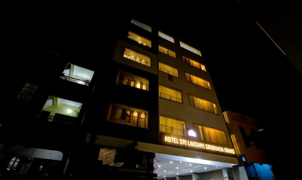Treebo Sls Grand Hotel ตีรูปาติ ภายนอก รูปภาพ