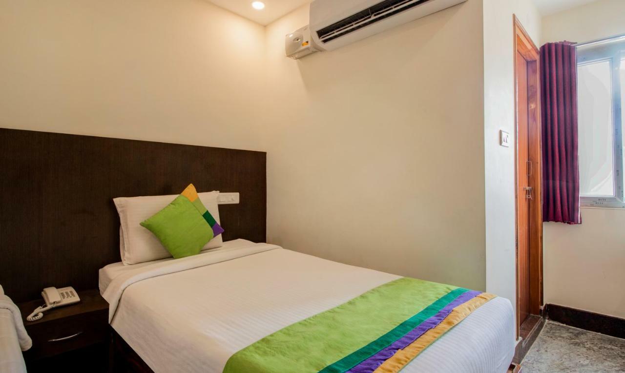 Treebo Sls Grand Hotel ตีรูปาติ ภายนอก รูปภาพ